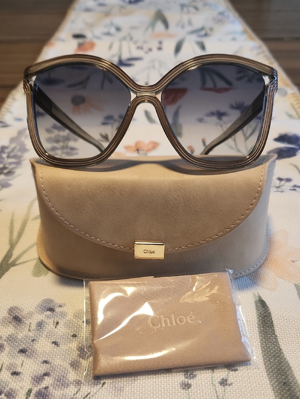 Chloé Beige Oversized Sunglasses with Gradient Gray Lenses